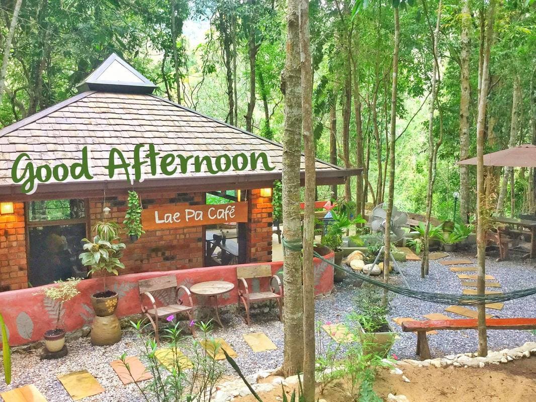 อาคารแลผาคาเฟ่และที่นั่งกลางแจ้งในป่า